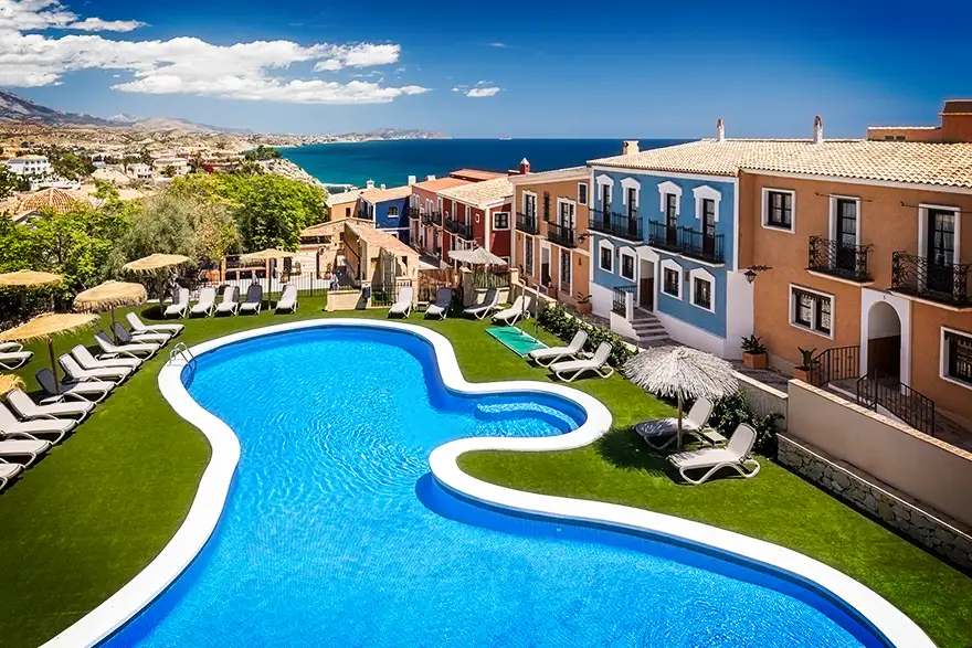 Jardin de la piscine de l'hôtel