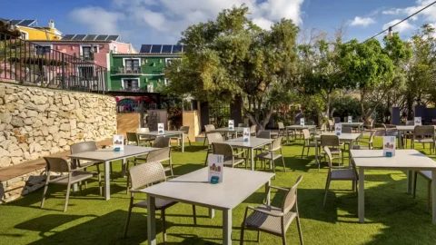 Garden breakfast restaurant Hotel Occidental Pueblo Acantilado