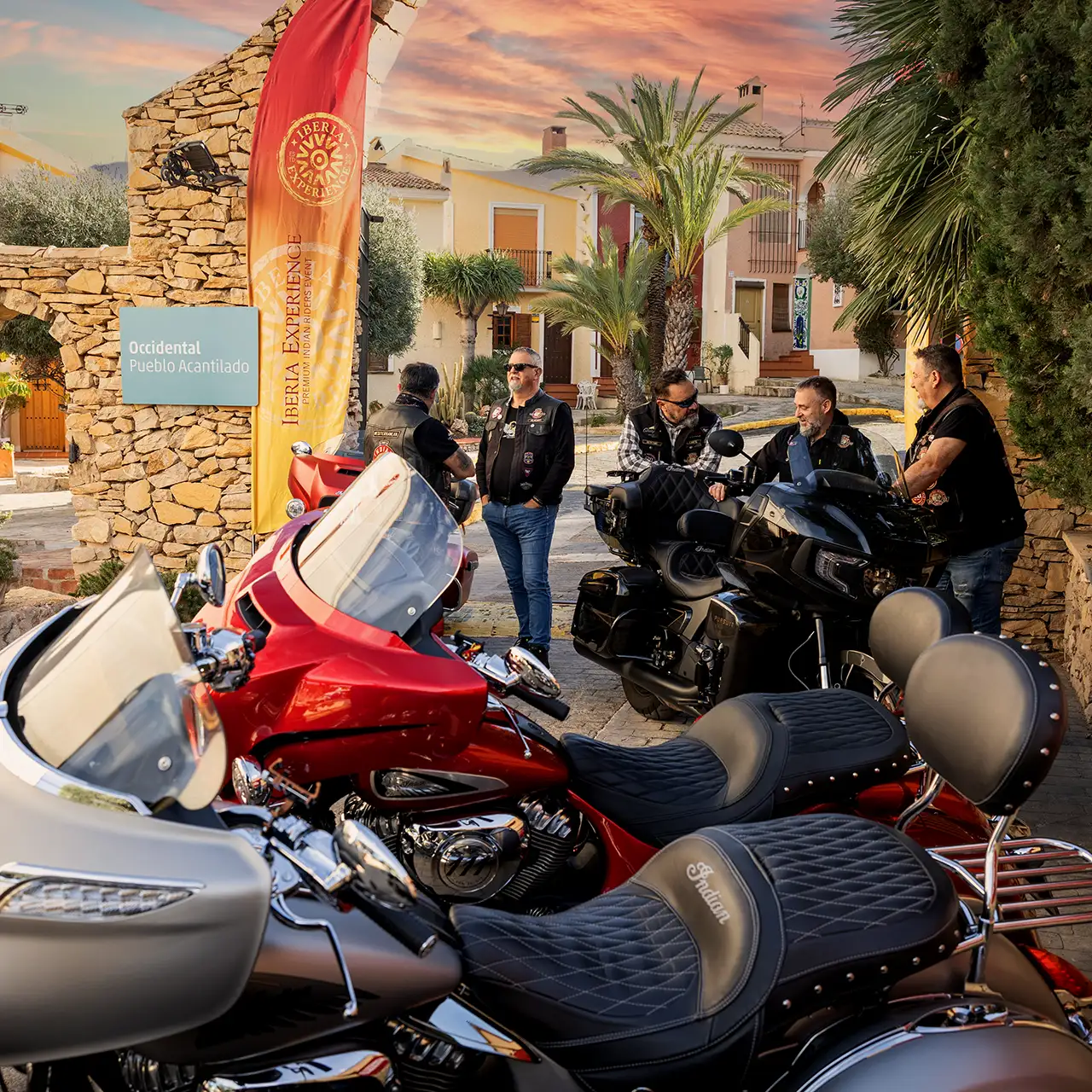 Motos Indian garées devant l’entrée principale de l’hôtel Pueblo Acantilado avec des pilotes IMRG Alicante