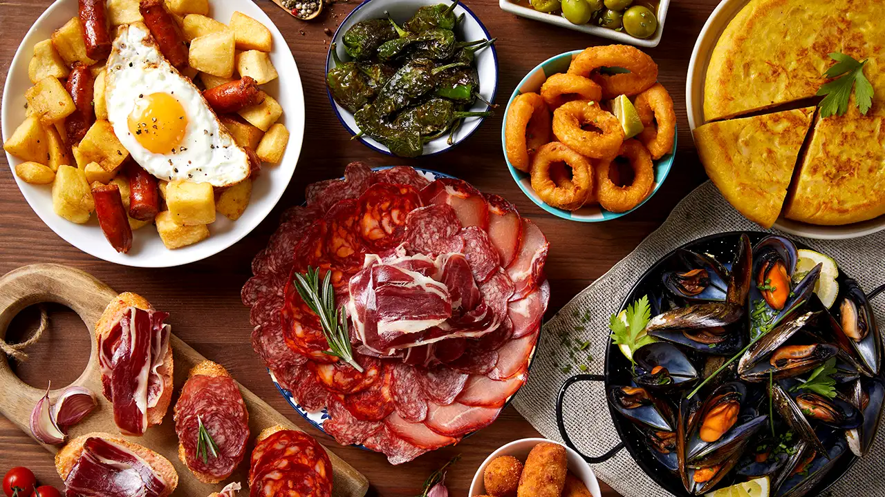 Tapas espagnols typiques lors de l'événement Iberia Experience