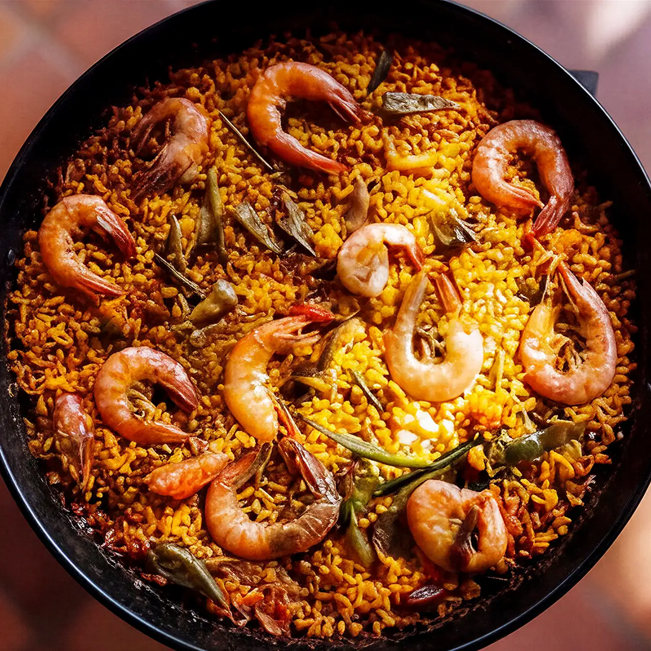 Paella espagnole typique lors de l’événement Expérience Ibérie, vue de dessus
